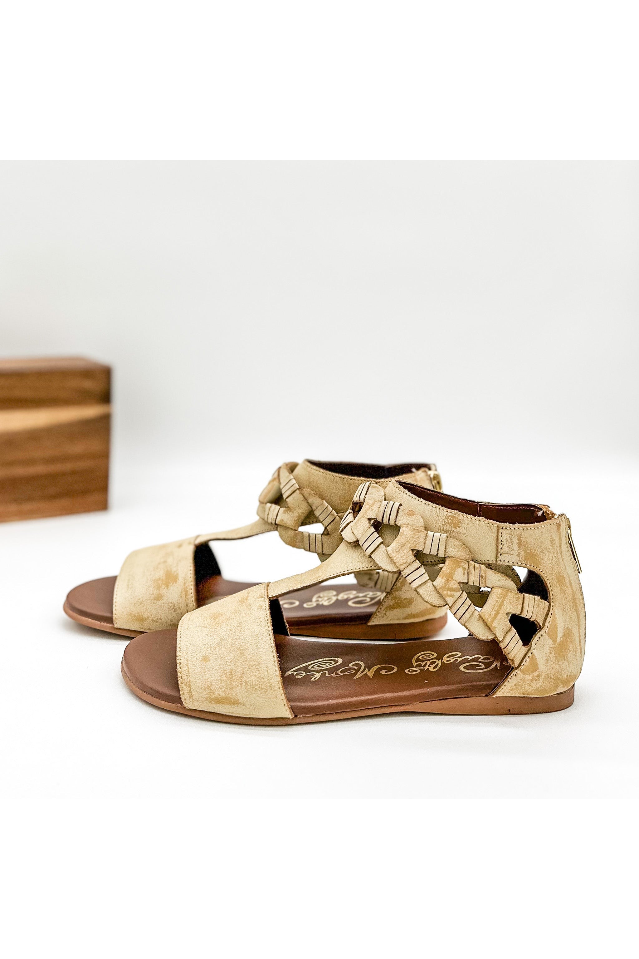 Loop D Loop Sandals in White