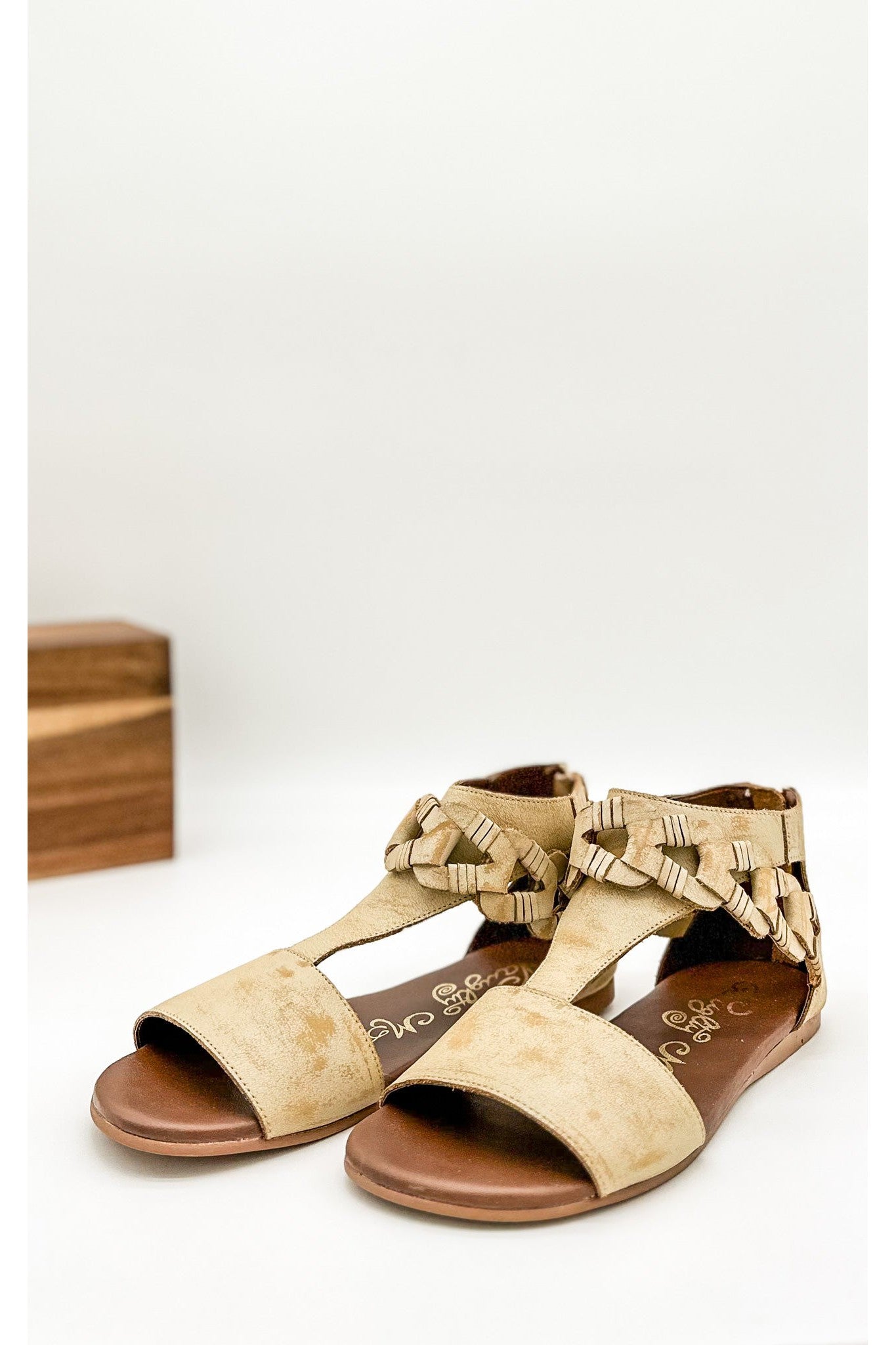 Loop D Loop Sandals in White