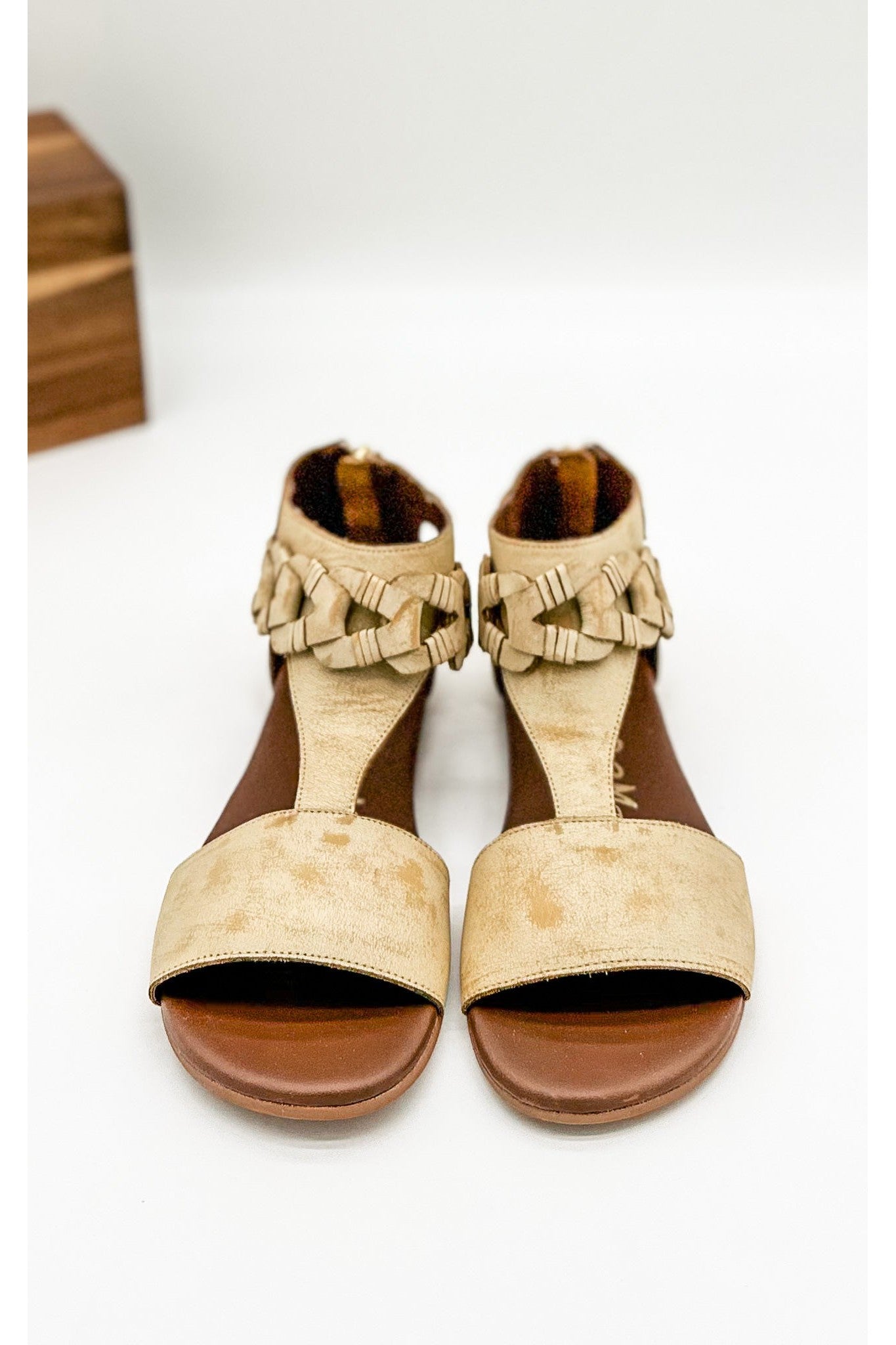 Loop D Loop Sandals in White